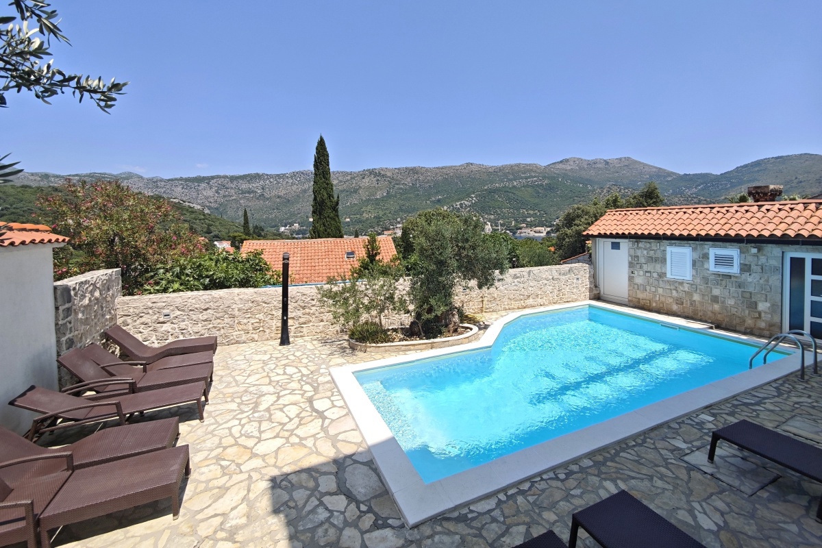 Villa in pietra con piscina e vista mare