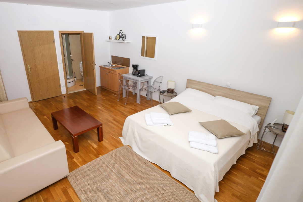 Villa in pietra con piscina e vista mare