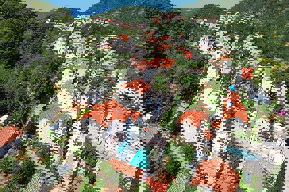 Villa in pietra con piscina e vista mare