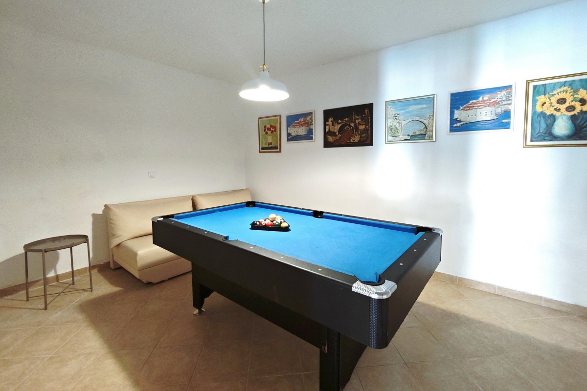 Villa in pietra con piscina e vista mare