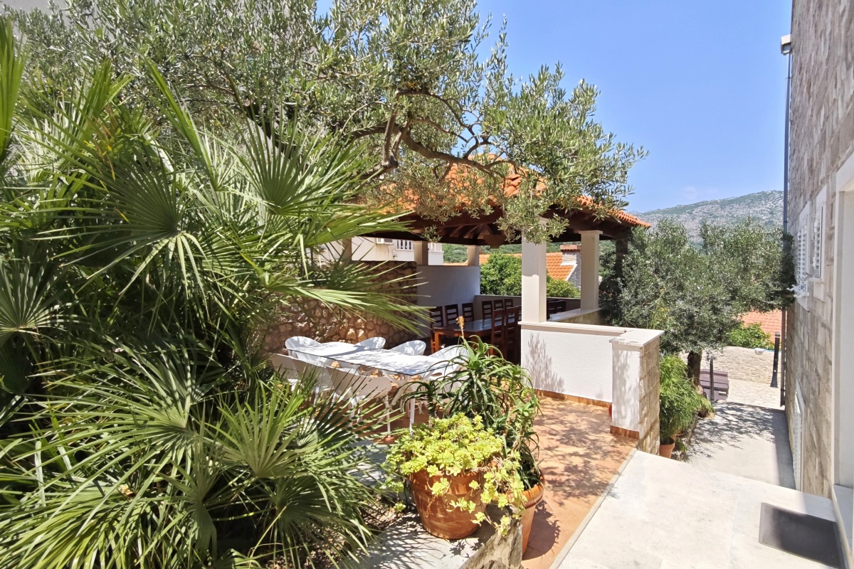 Villa in pietra con piscina e vista mare