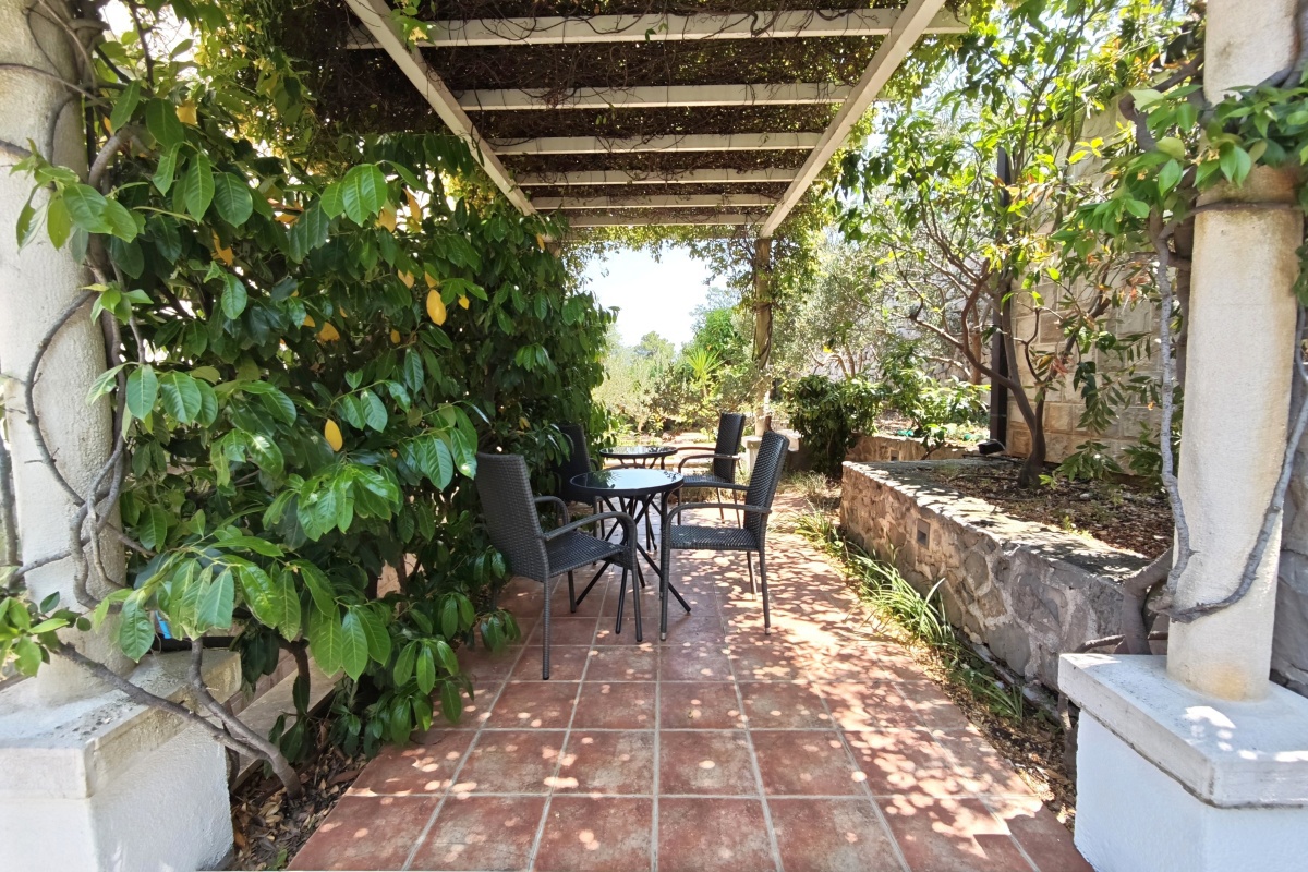Villa in pietra con piscina e vista mare