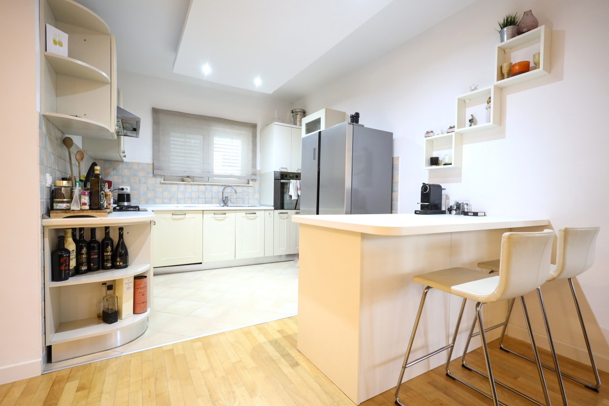 Villa in pietra con piscina e vista mare