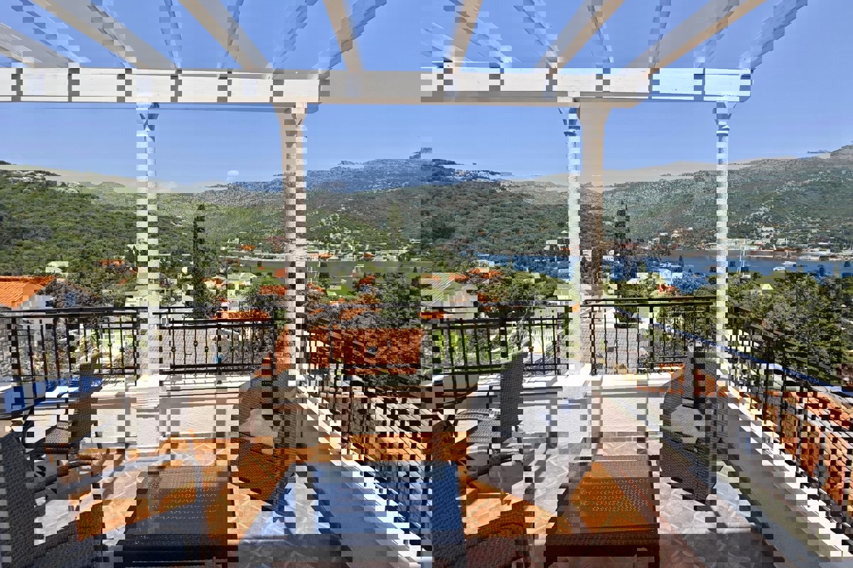 Villa in pietra con piscina e vista mare