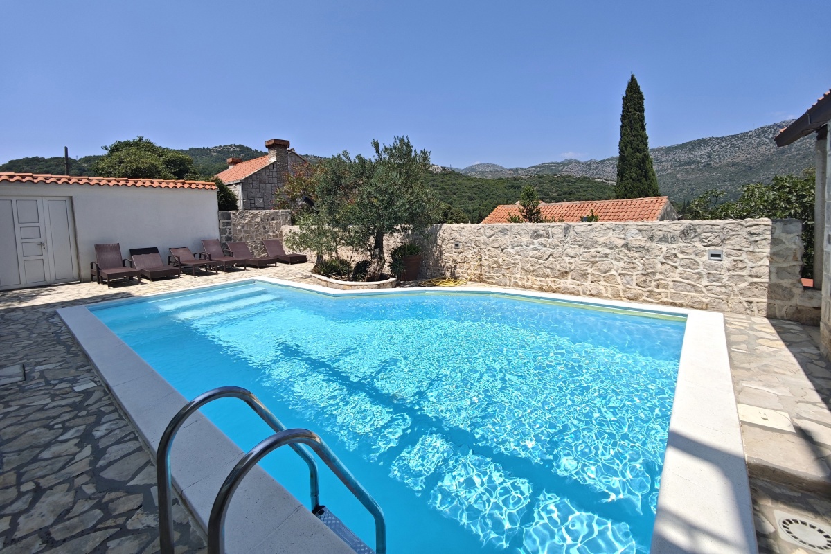 Villa in pietra con piscina e vista mare