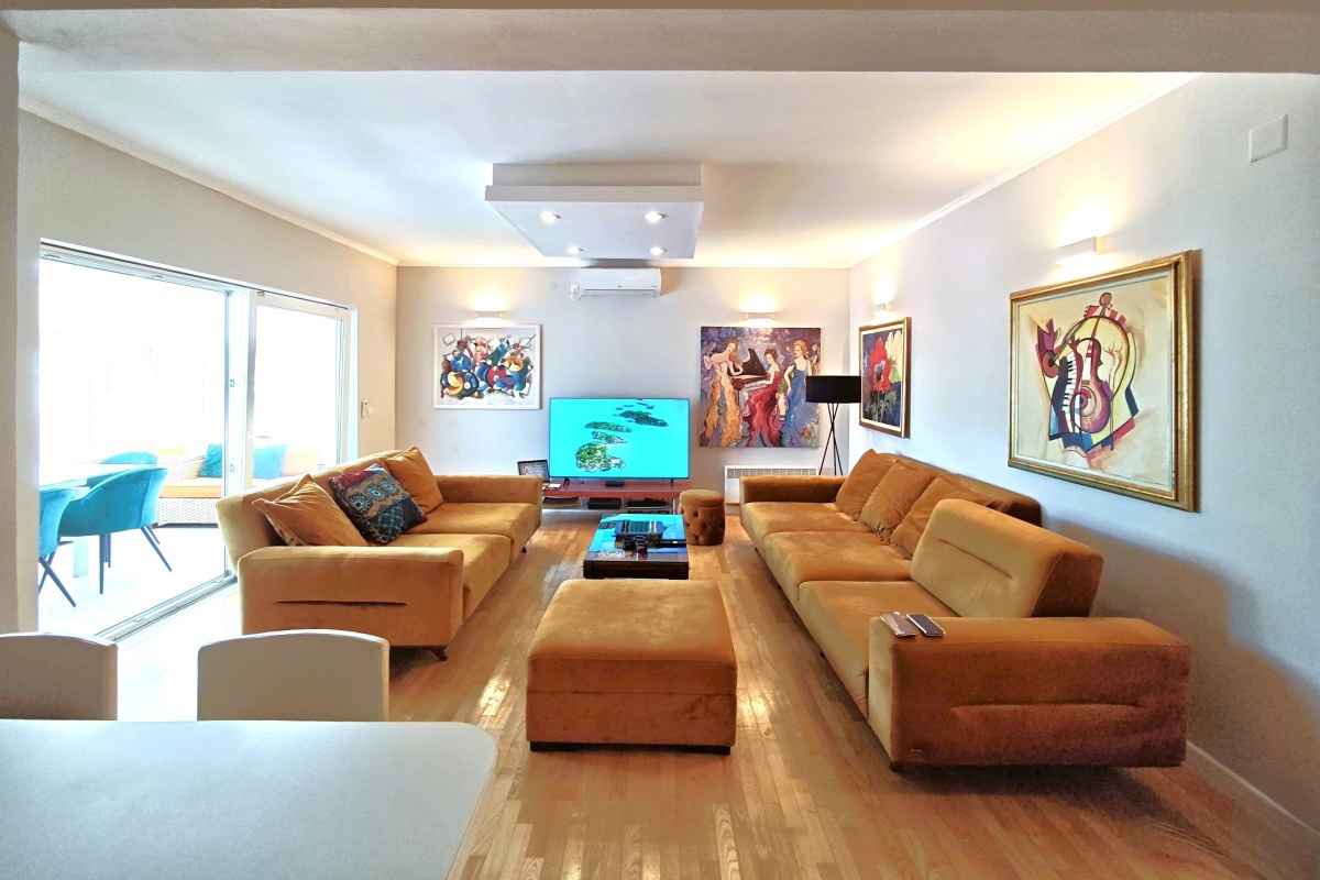 Villa in pietra con piscina e vista mare