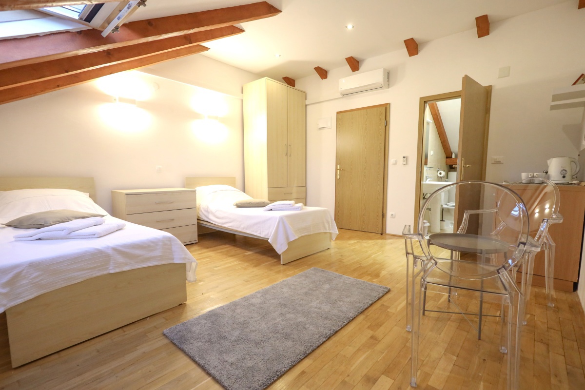 Villa in pietra con piscina e vista mare