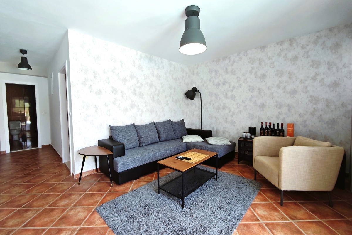 Villa in pietra con piscina e vista mare