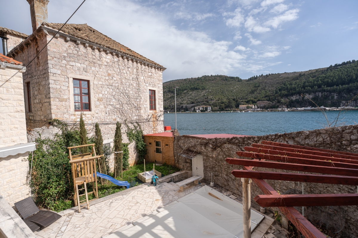 Casa in pietra con piscina, prima fila al mare