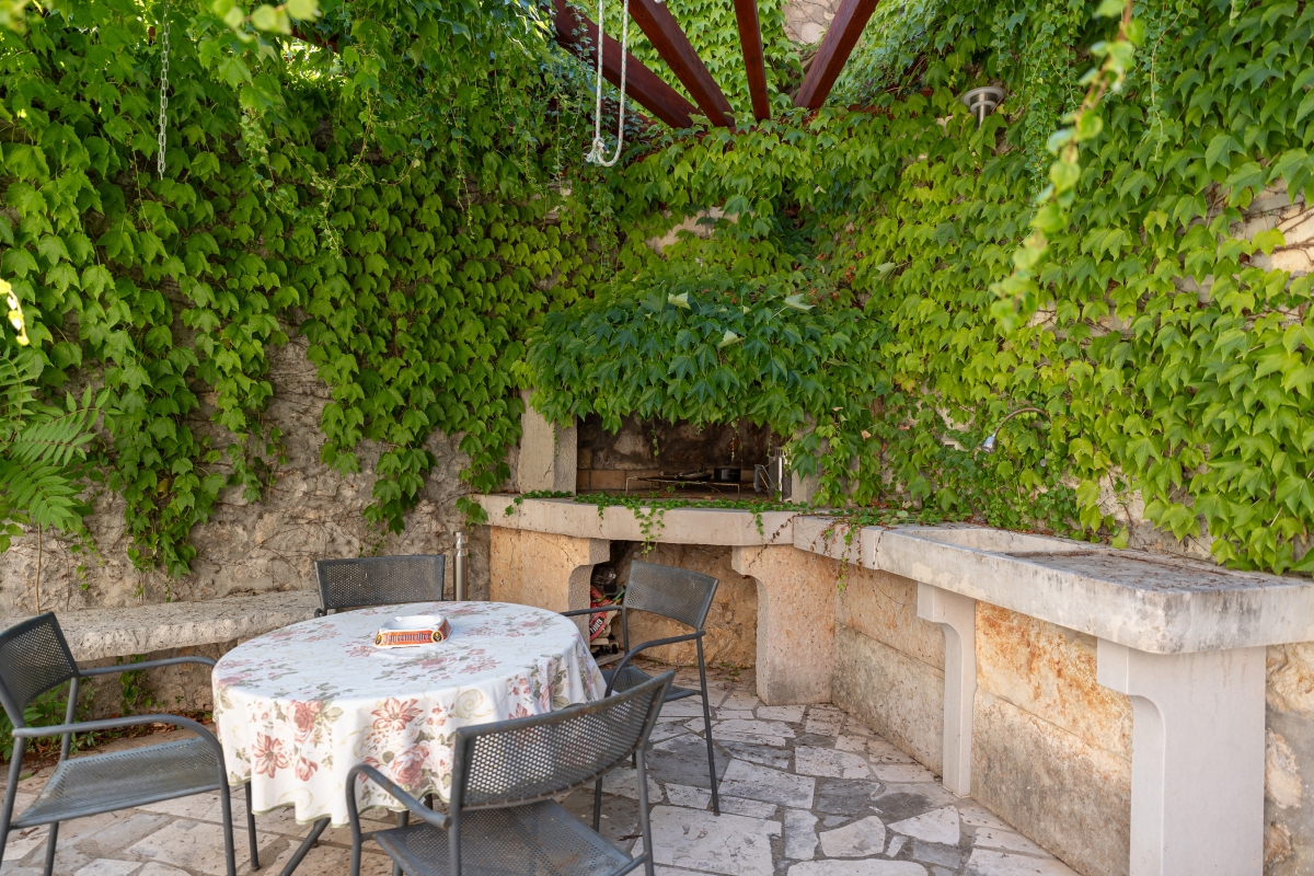 Casa in pietra con piscina, prima fila al mare
