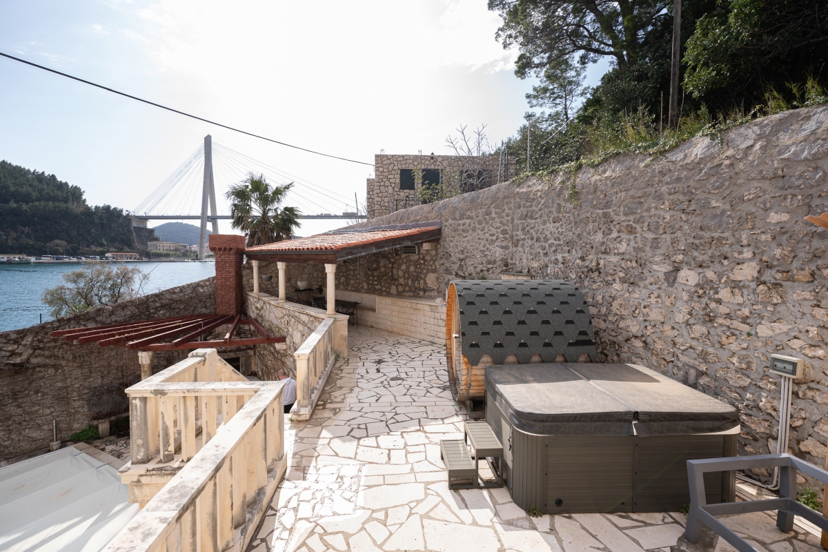 Casa in pietra con piscina, prima fila al mare