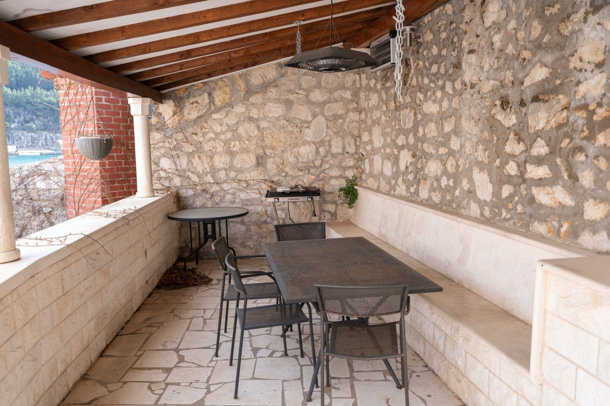 Casa in pietra con piscina, prima fila al mare