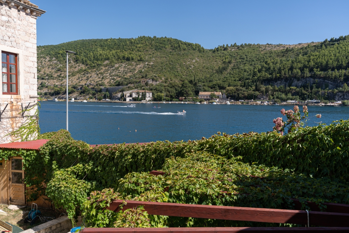 Casa in pietra con piscina, prima fila al mare