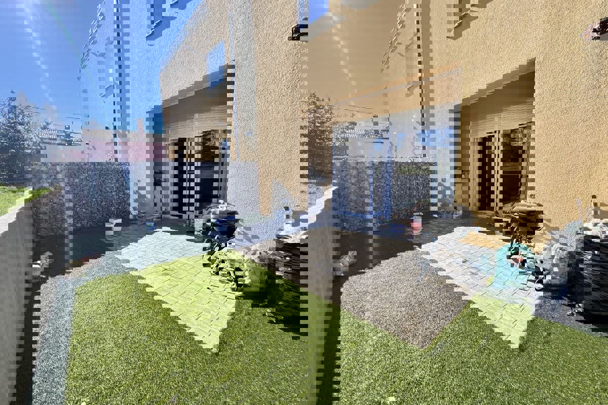 Casa moderna su tre piani