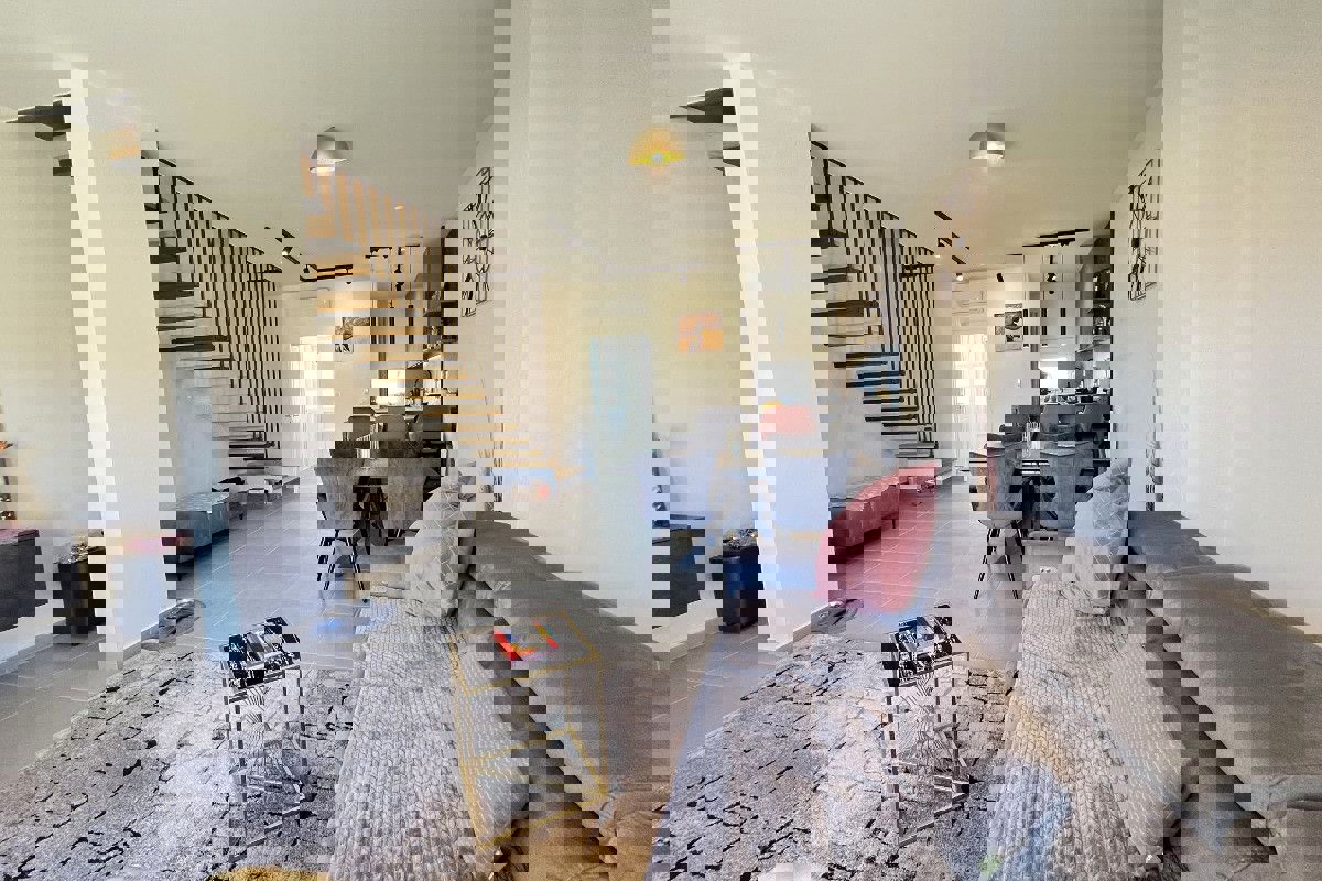 Casa moderna su tre piani