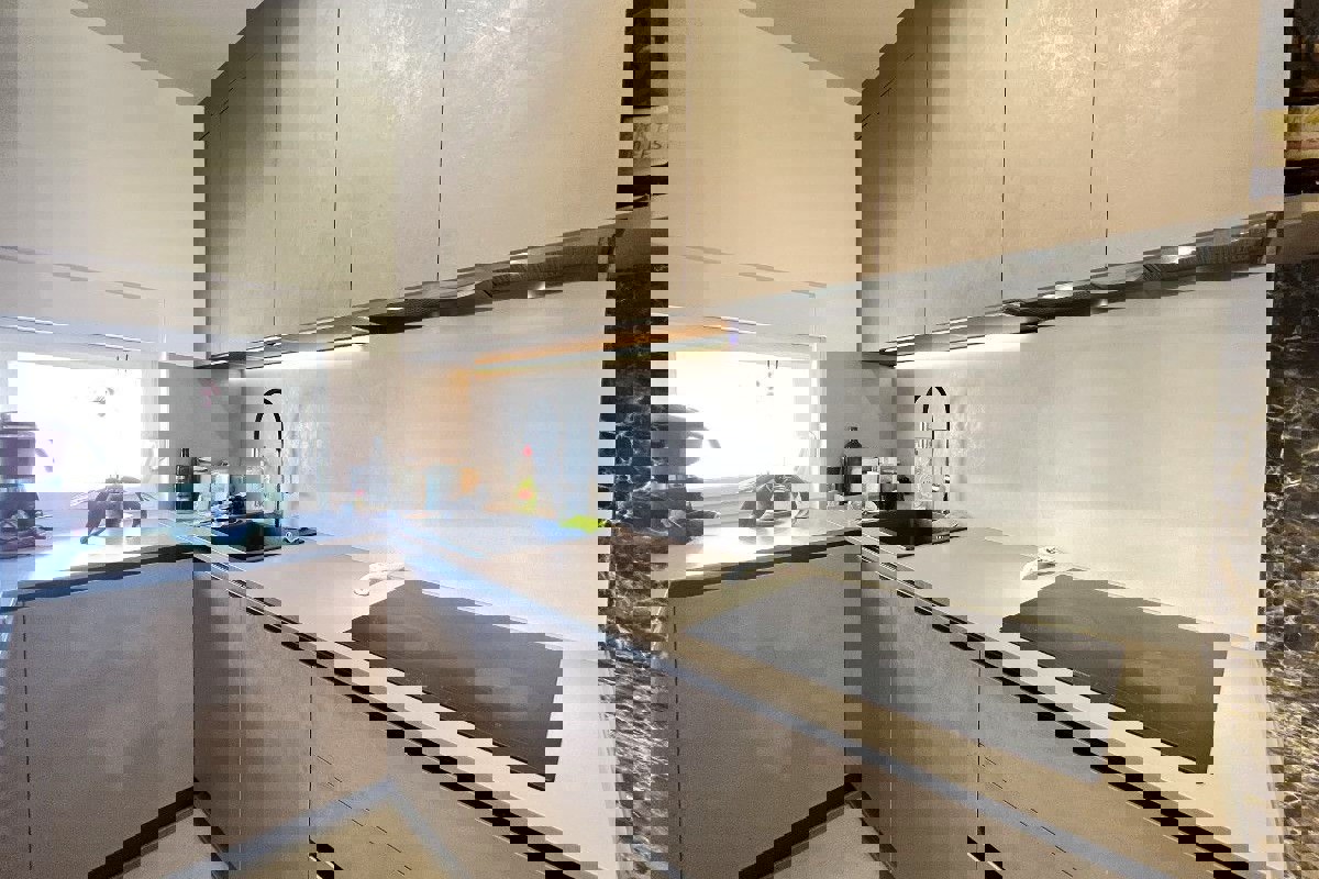 Casa moderna su tre piani