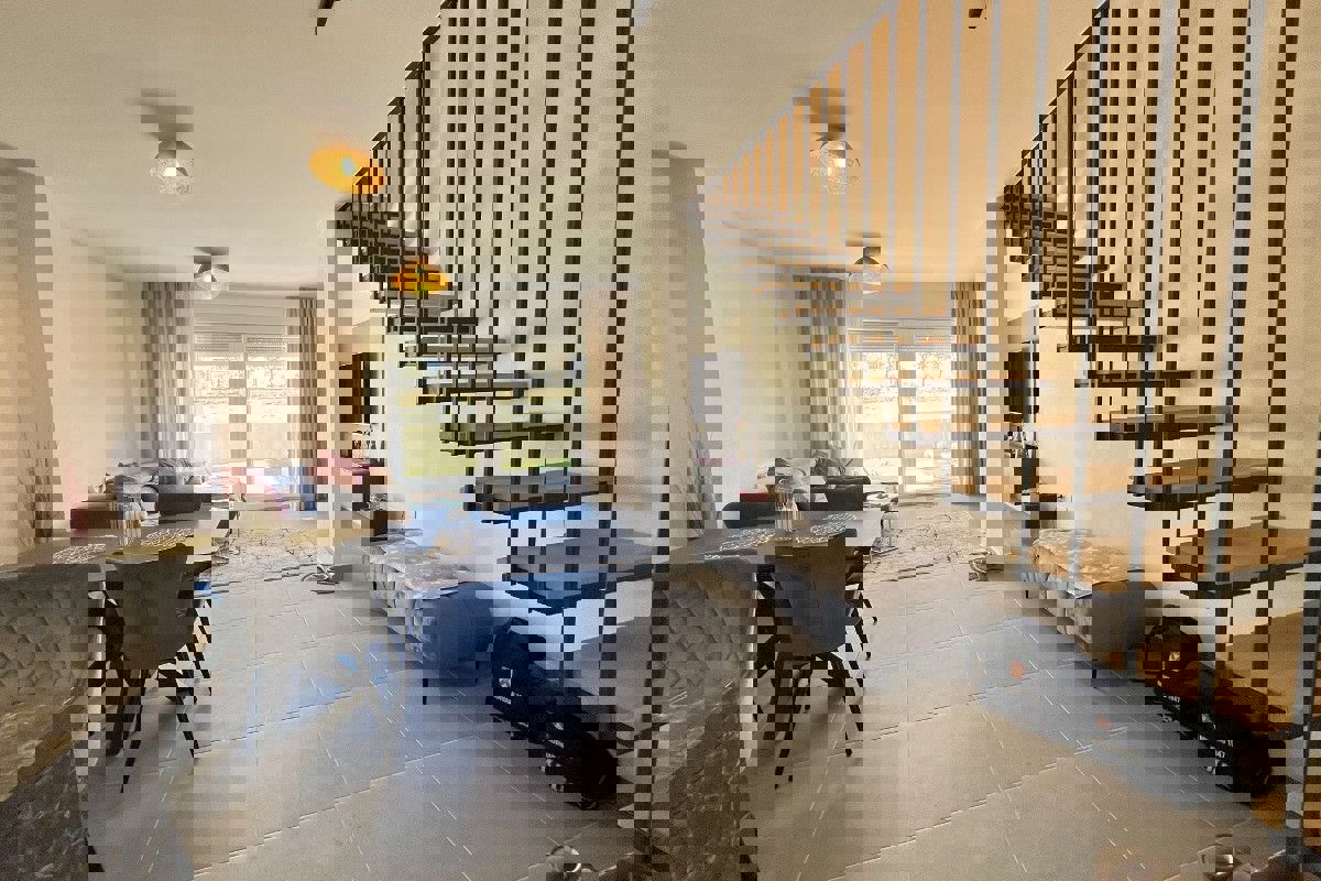 Casa moderna su tre piani