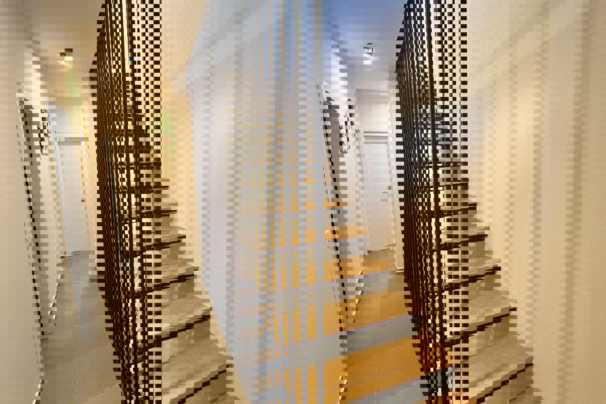 Casa moderna su tre piani