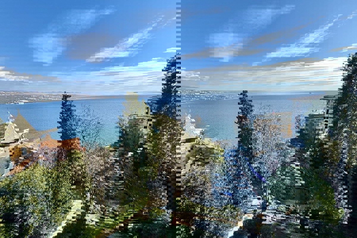 Ampio appartamento con monolocale separato vicino al Lungomare