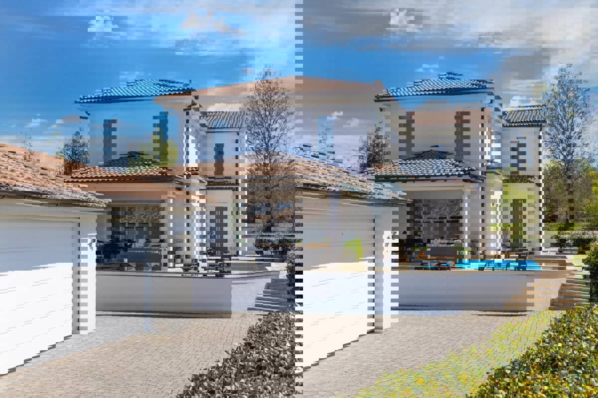 Casa moderna con piscina