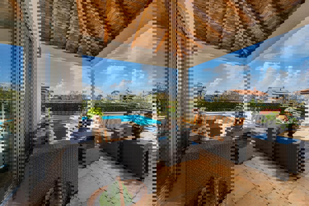 Casa moderna con piscina