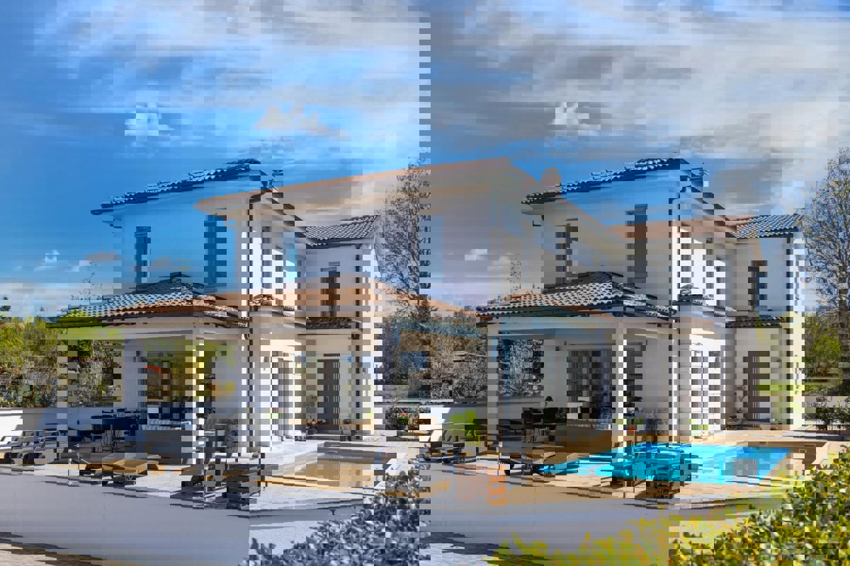 Casa moderna con piscina