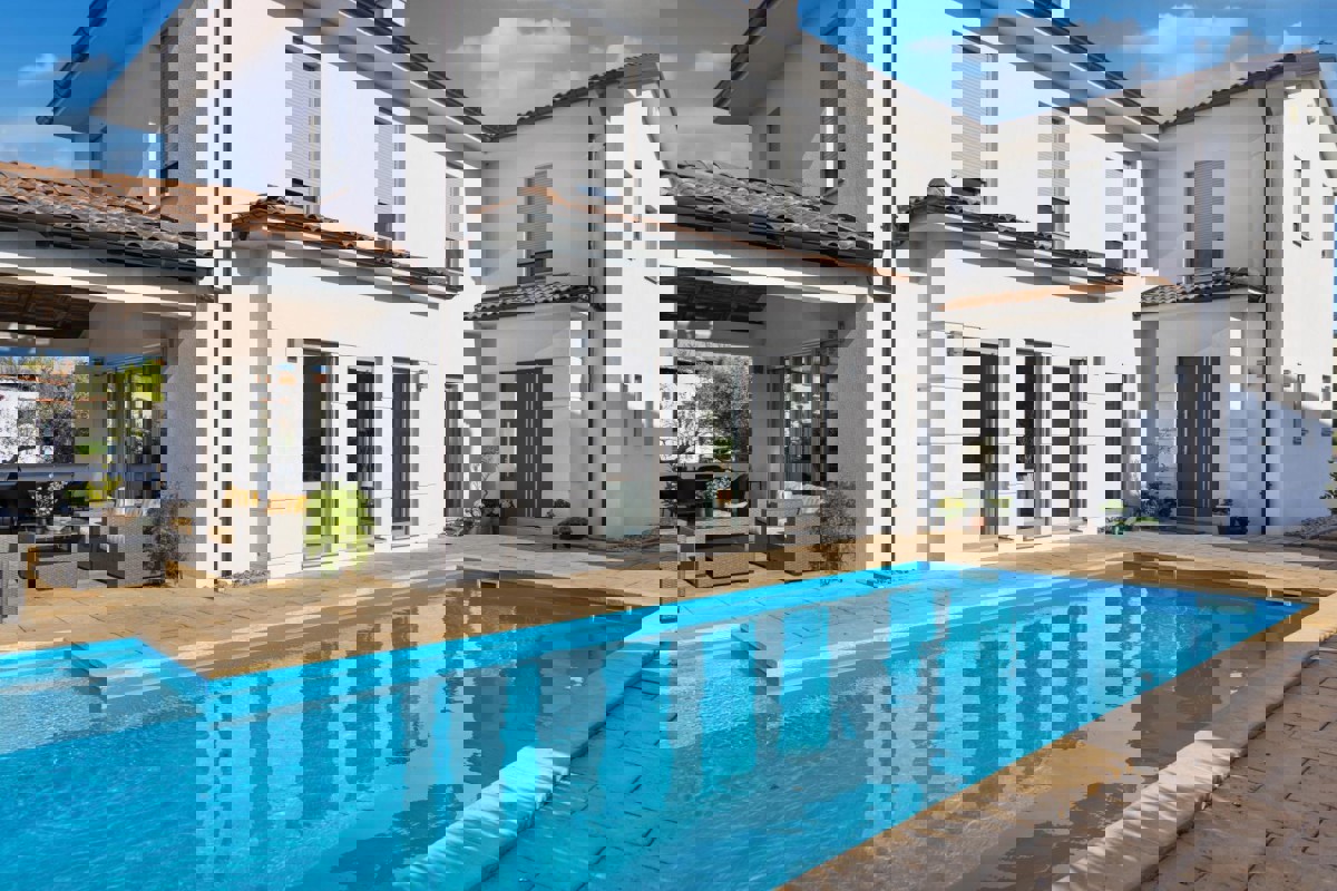 Casa moderna con piscina