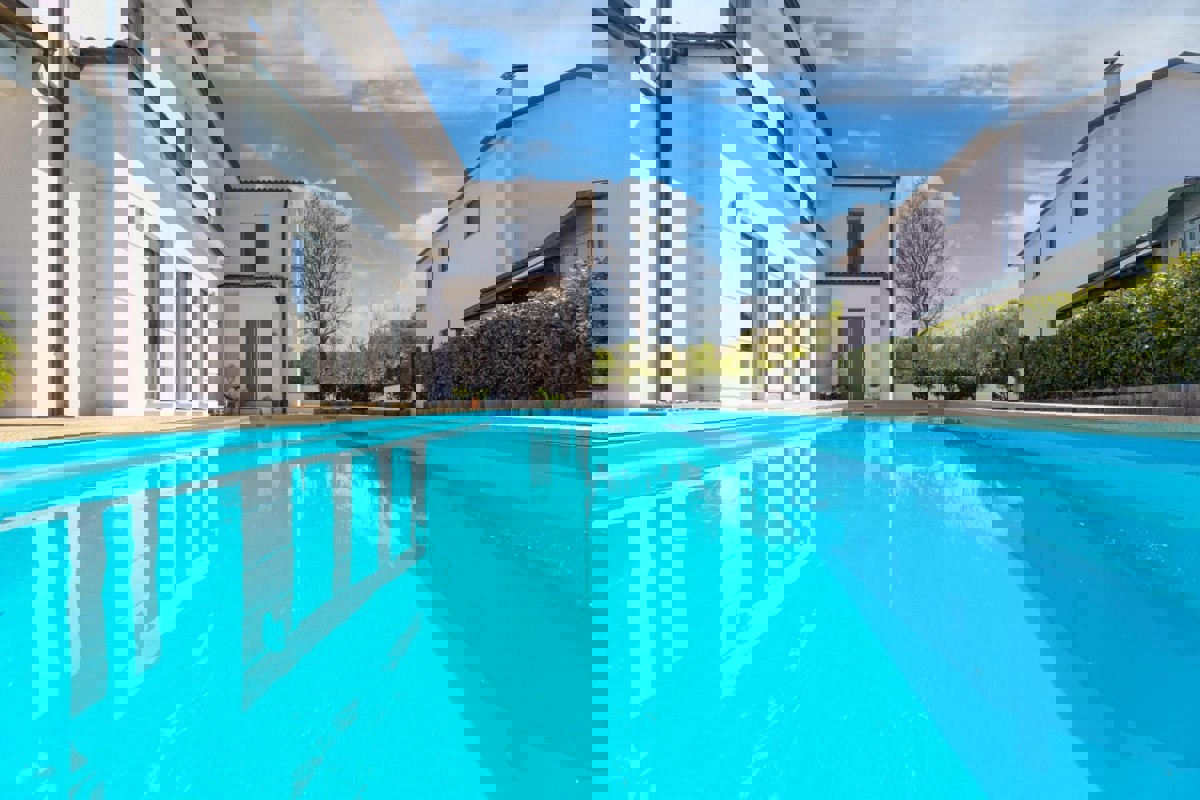 Casa moderna con piscina