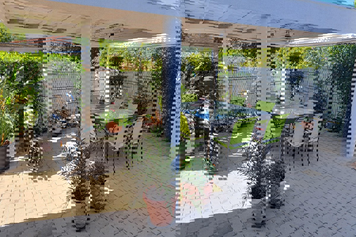 Moderno appartamento con due camere da letto e piscina