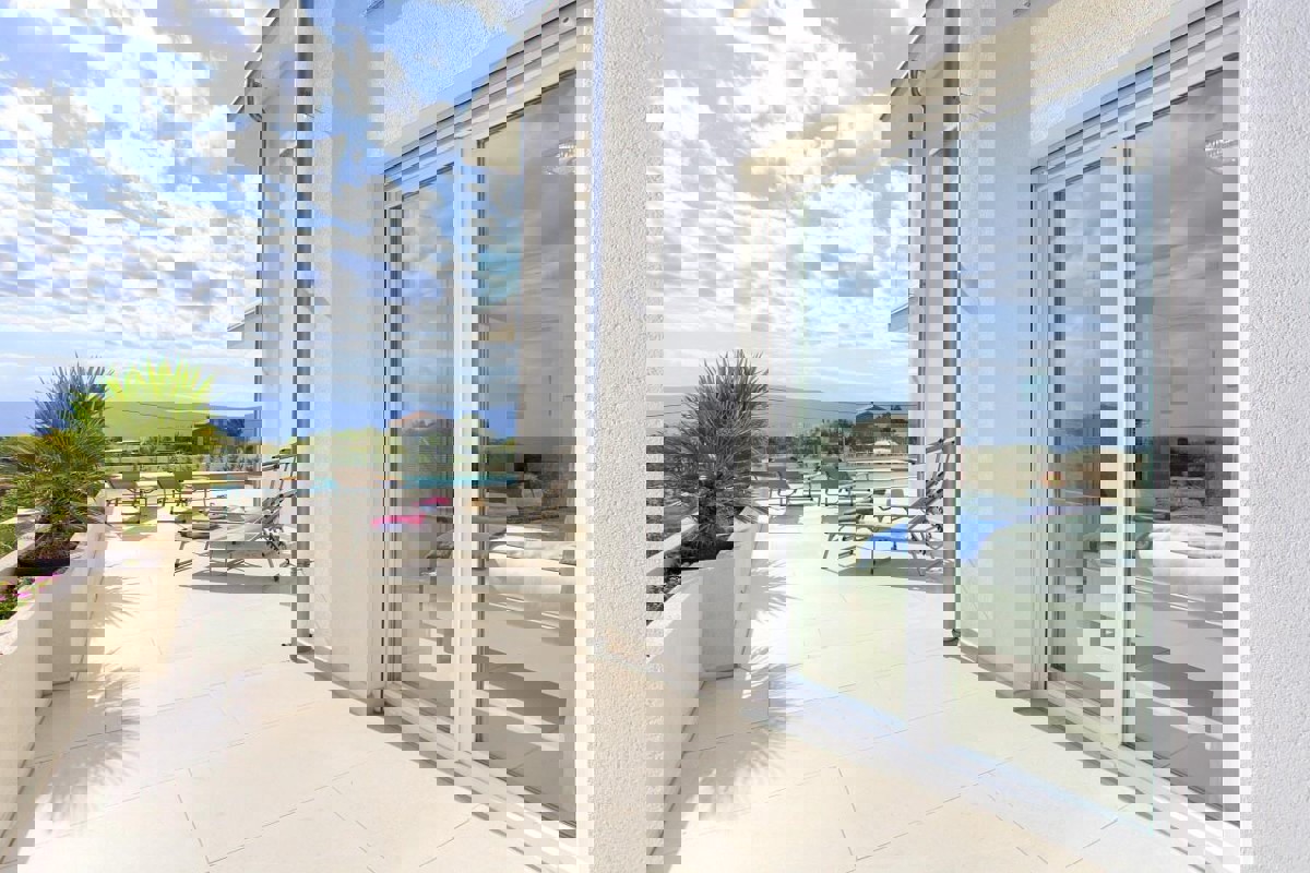 Moderno appartamento con due camere da letto e piscina