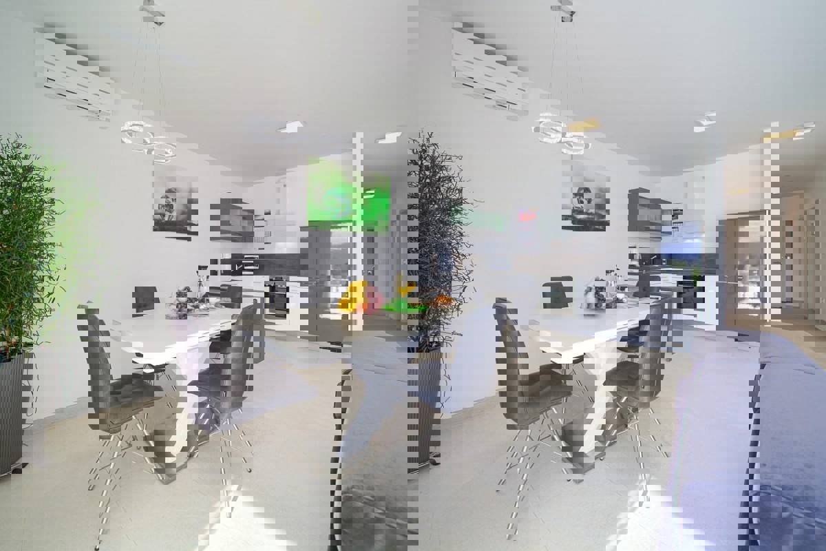 Moderno appartamento con due camere da letto e piscina