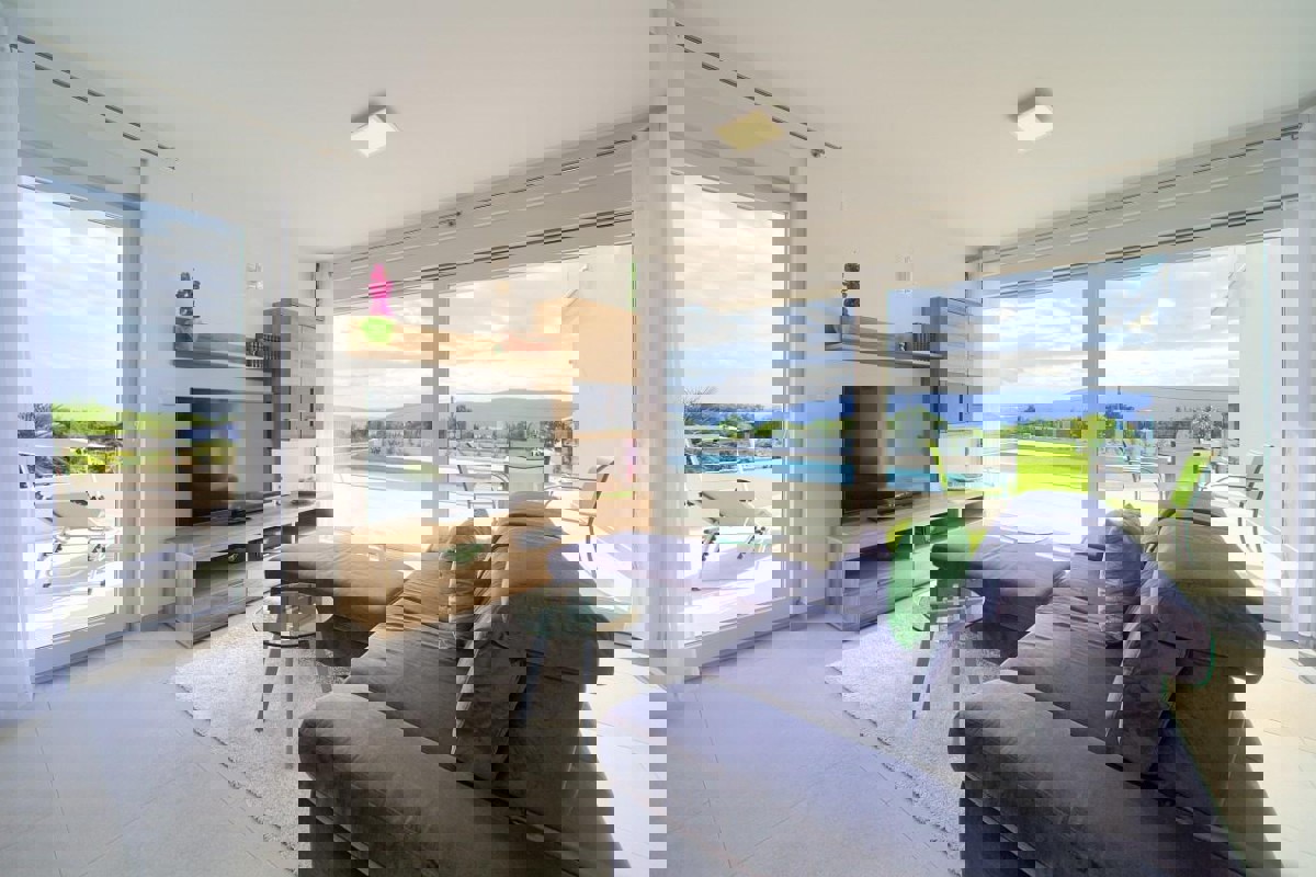 Moderno appartamento con due camere da letto e piscina