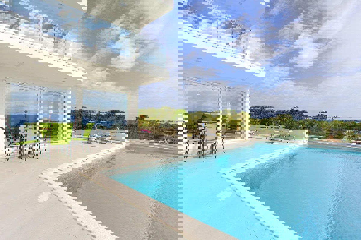 Moderno appartamento con due camere da letto e piscina