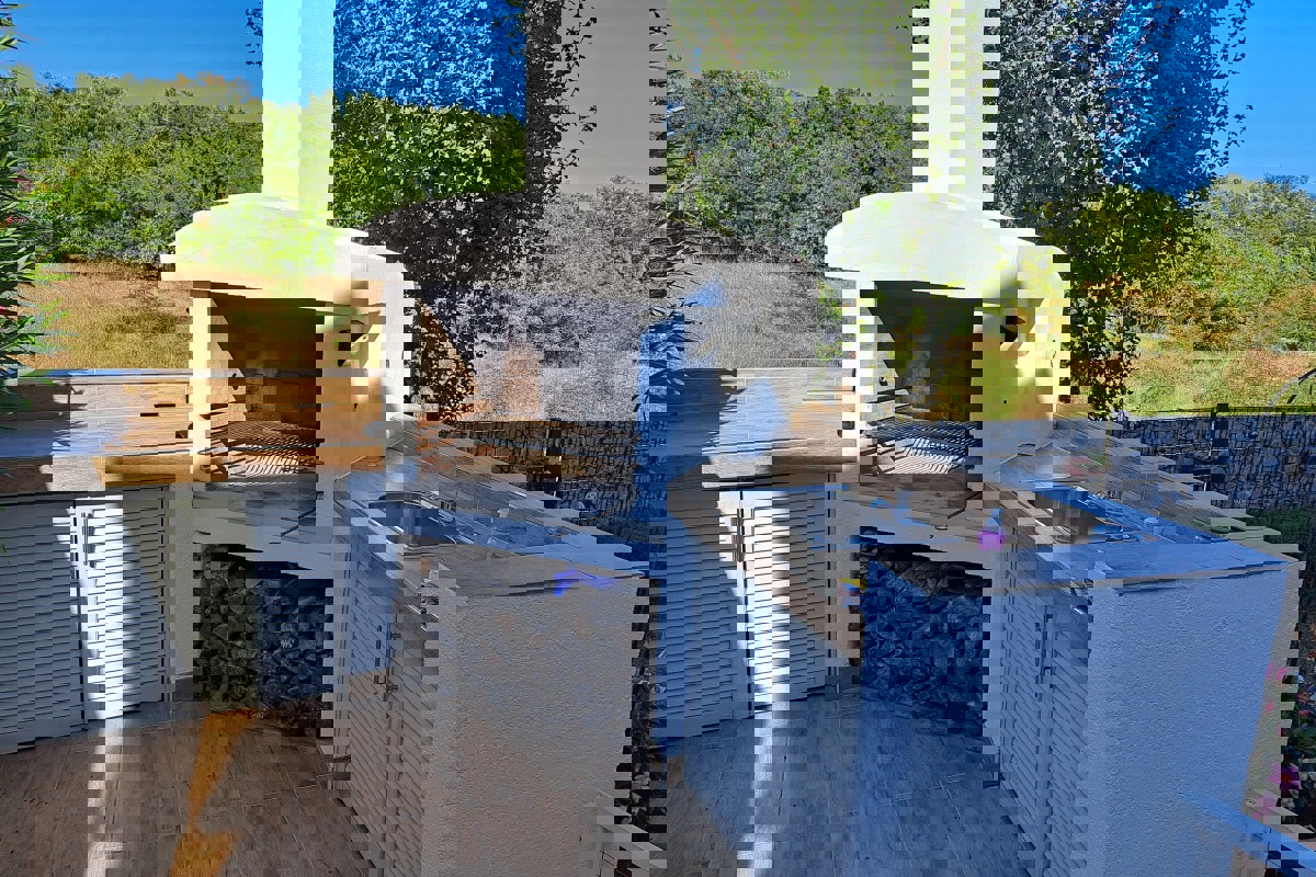 Moderno appartamento con due camere da letto e piscina