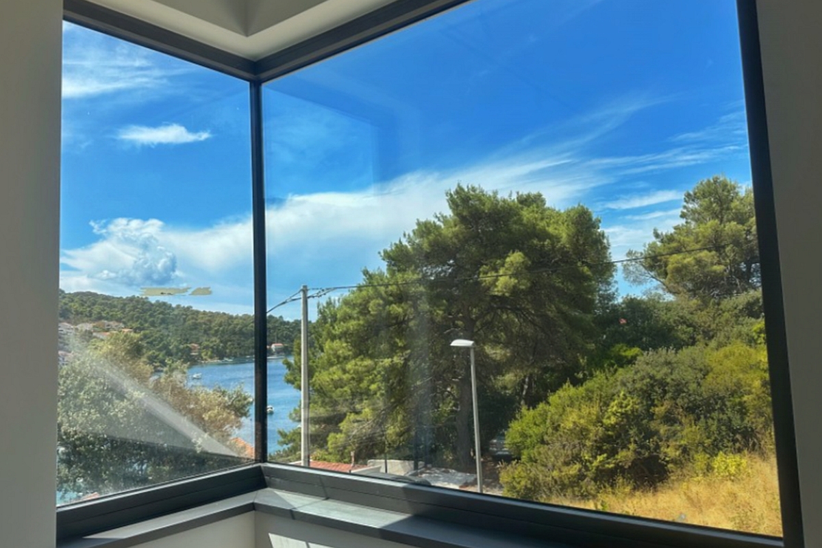 Moderna villa di design con piscina e vista mare