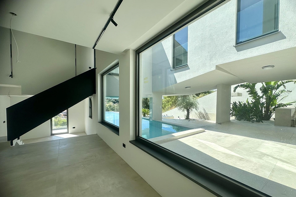 Moderna villa di design con piscina e vista mare