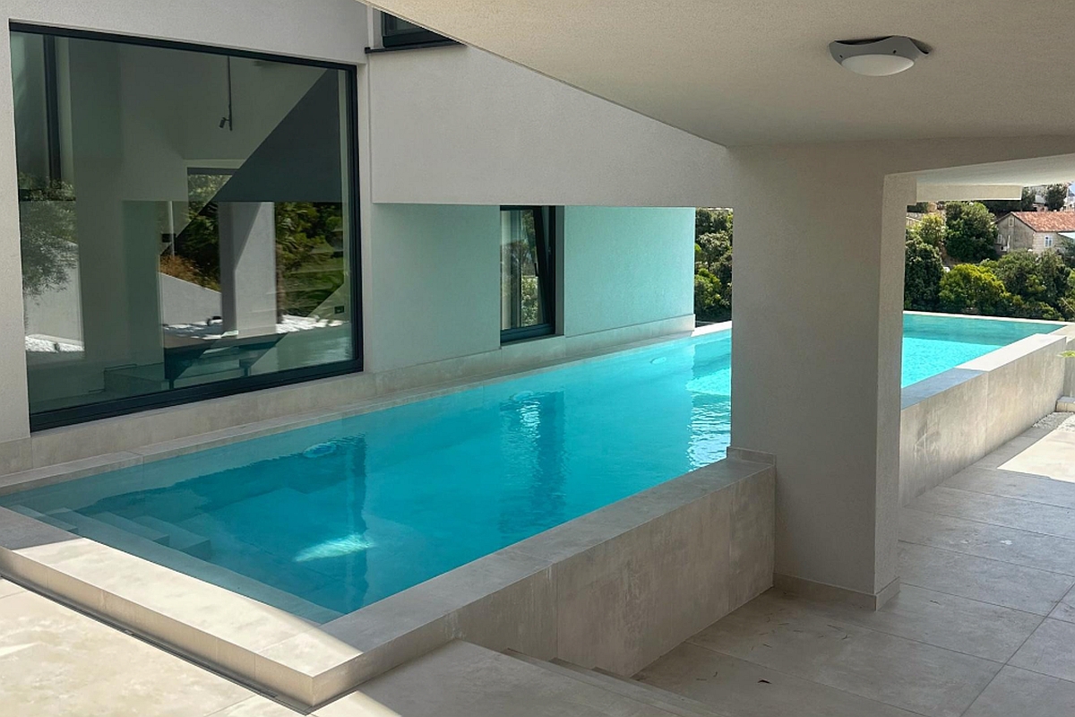 Moderna villa di design con piscina e vista mare