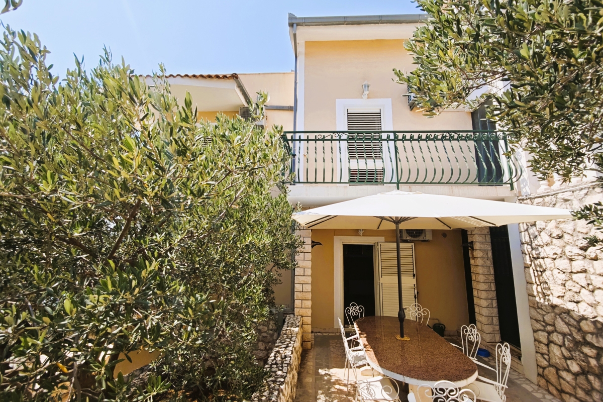 Villa con piscina e uliveto, a 70 m dal mare