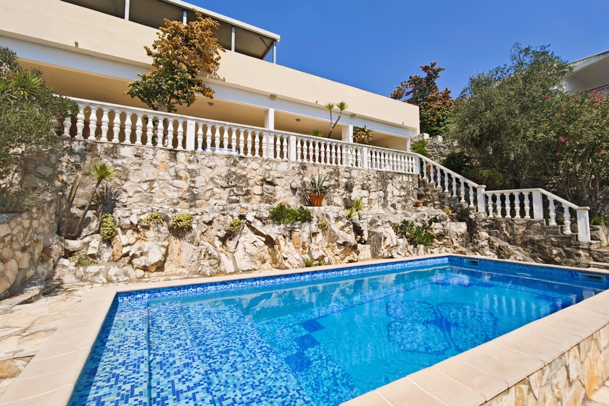 Villa con piscina e uliveto, a 70 m dal mare