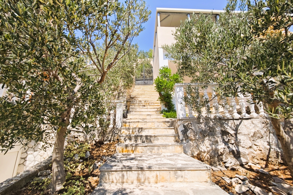 Villa con piscina e uliveto, a 70 m dal mare