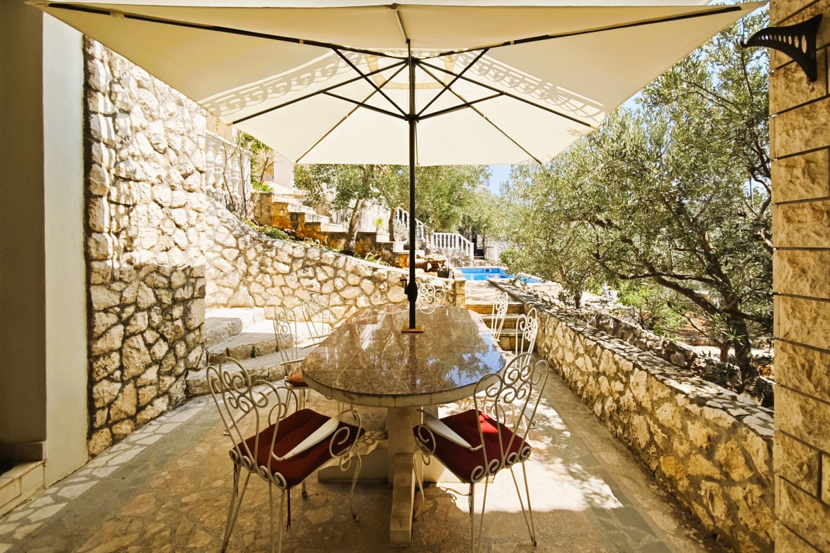 Villa con piscina e uliveto, a 70 m dal mare