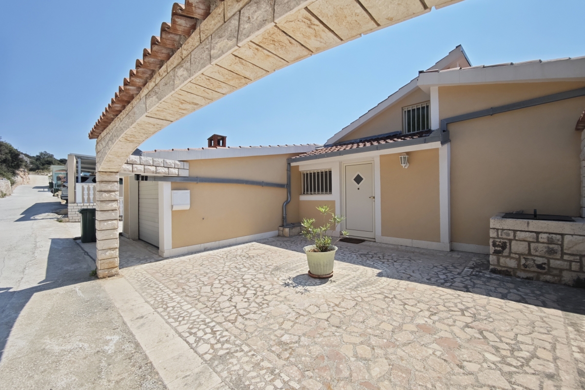 Villa con piscina e uliveto, a 70 m dal mare