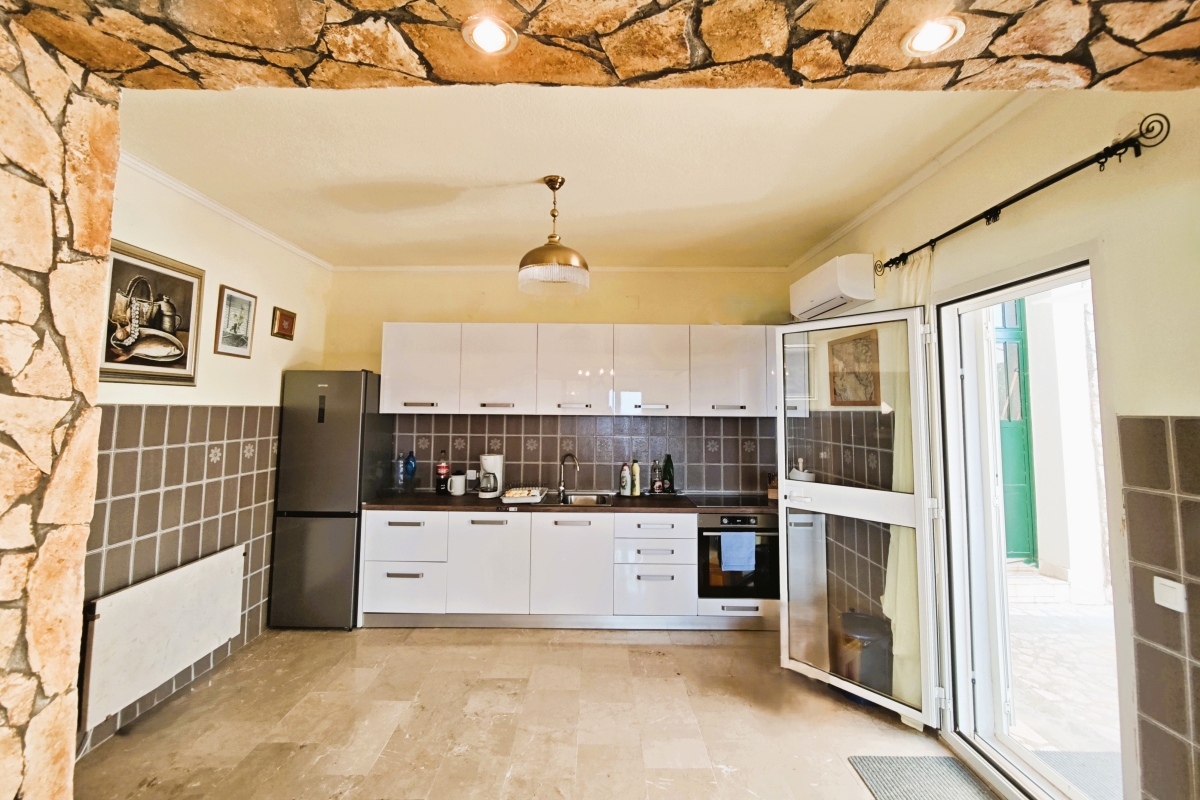 Villa con piscina e uliveto, a 70 m dal mare