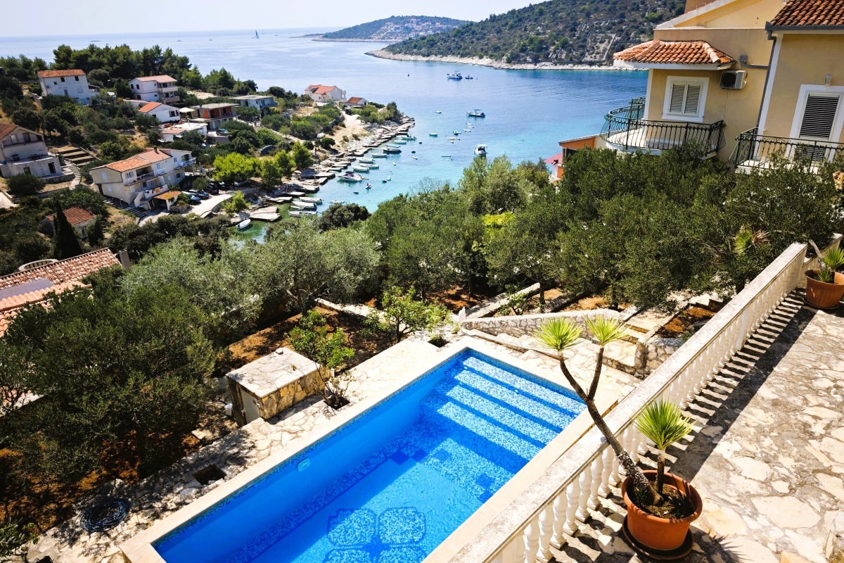 Villa con piscina e uliveto, a 70 m dal mare