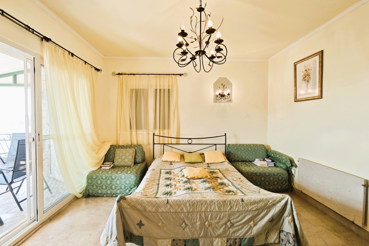 Villa con piscina e uliveto, a 70 m dal mare