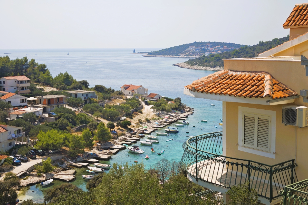 Villa con piscina e uliveto, a 70 m dal mare