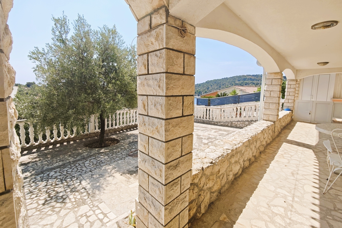 Villa con piscina e uliveto, a 70 m dal mare