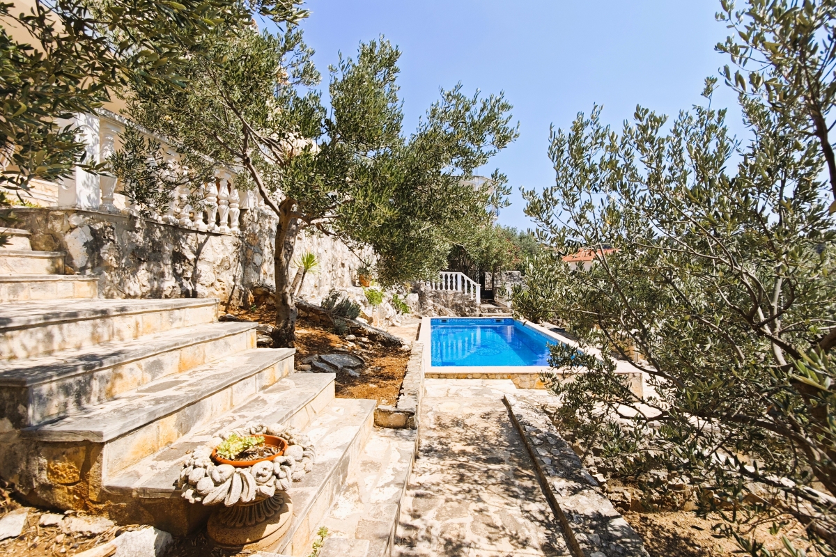 Villa con piscina e uliveto, a 70 m dal mare