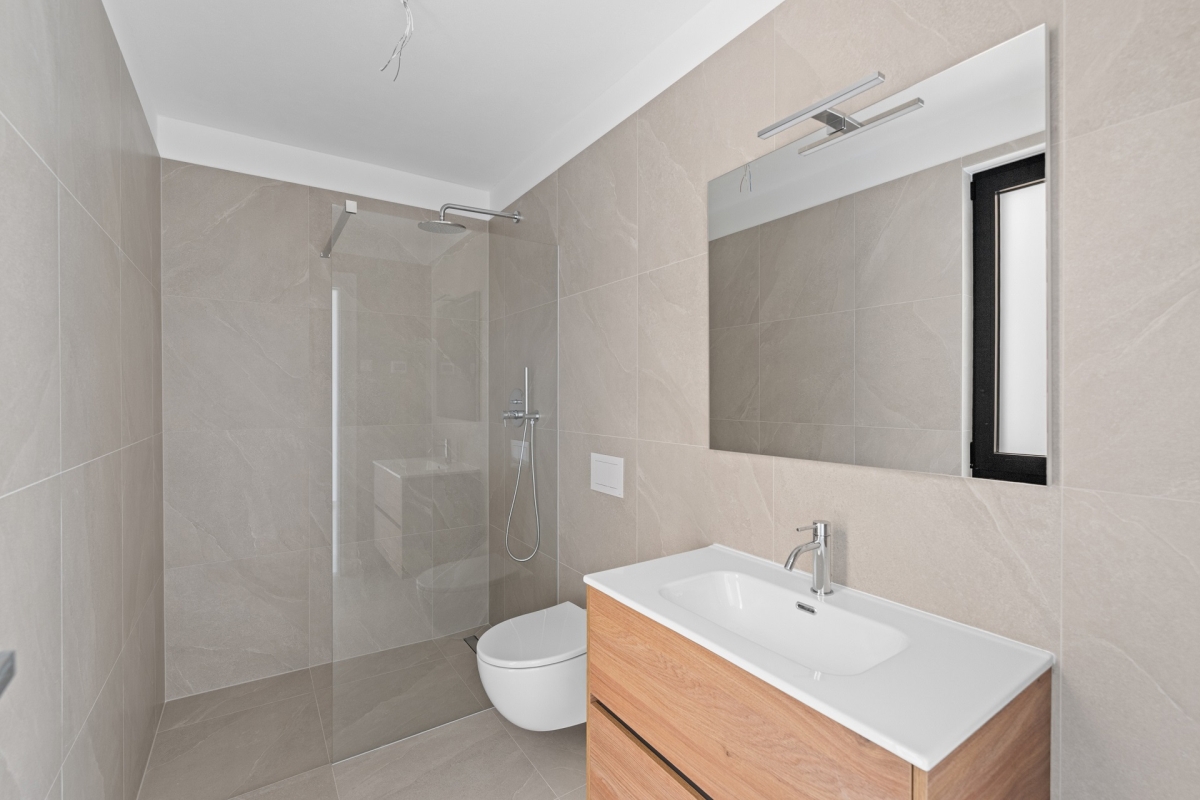 Ampio appartamento con terrazza e vista mare