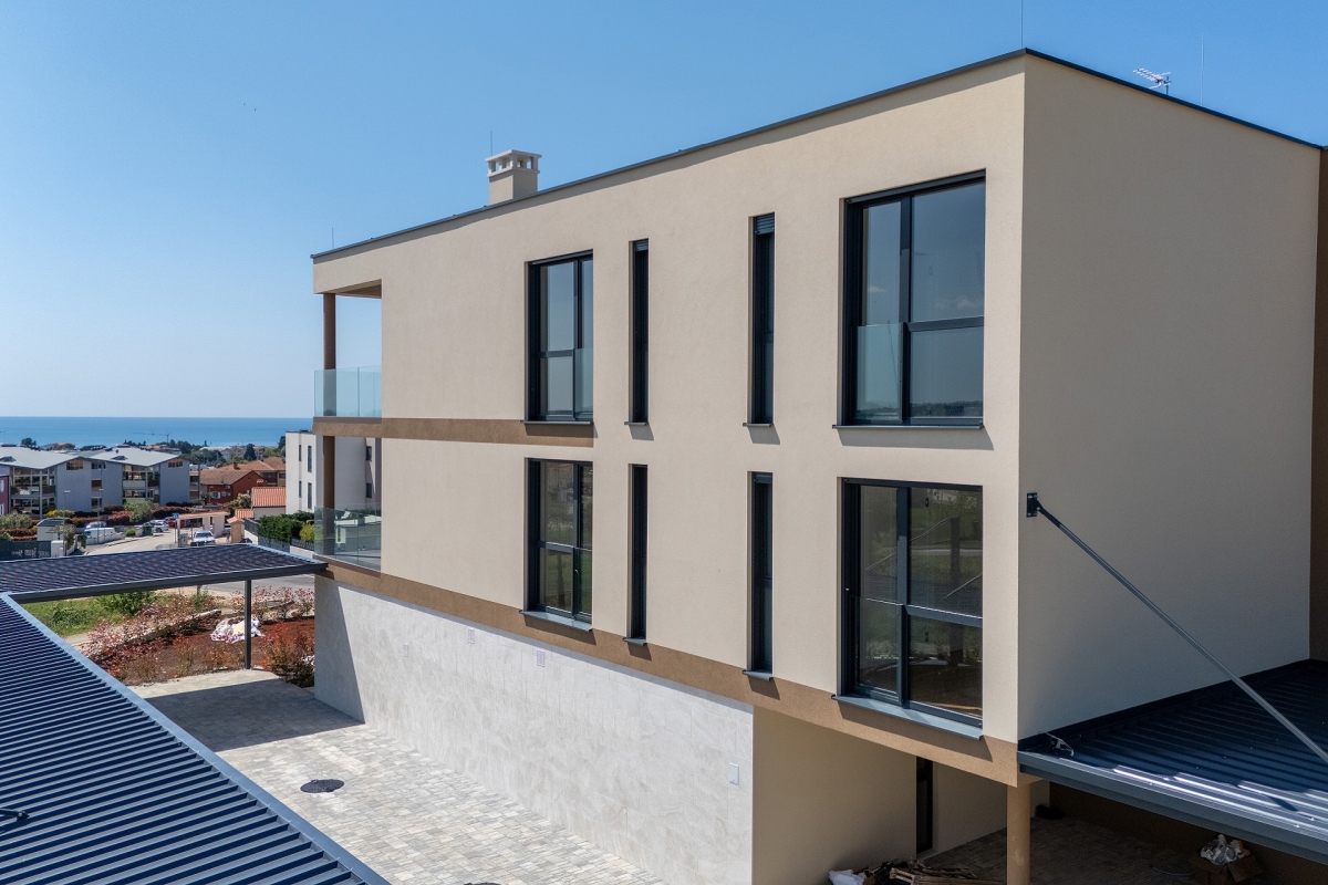 Lussuoso appartamento con ampio giardino e vista mare